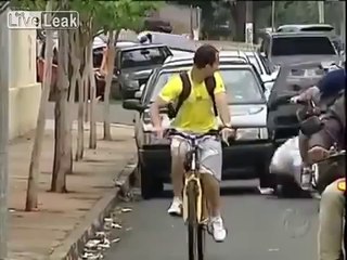 Bayan Sürücü Dikkatsiz Bir Şekilde Kapıyı Açar ve Olanlar Olur