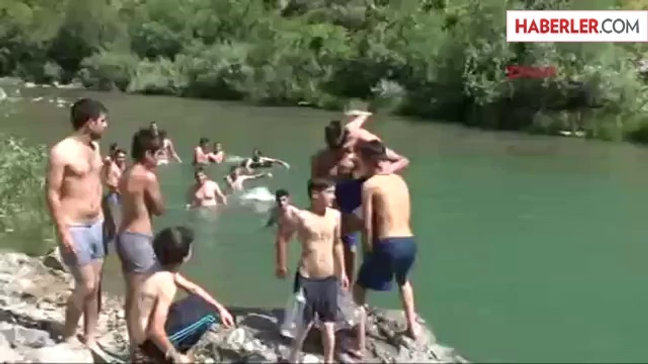 Hakkarililer Şine Deresi'nde Serinliyor