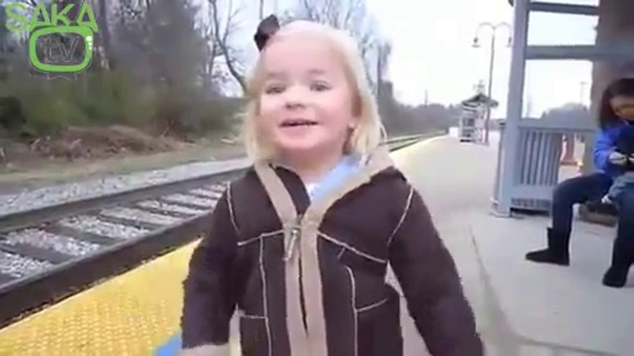 Hayatında İlk Defa Tren Gören Çocuk