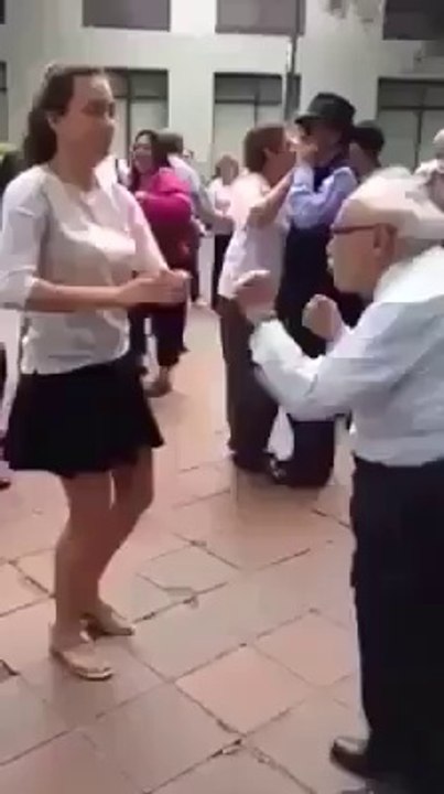 Kızı görünce gençleşen yaşlı adam