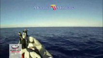 Tragedia migranti nel canale di Sicilia, soccorso barcone con 30 cadaveri