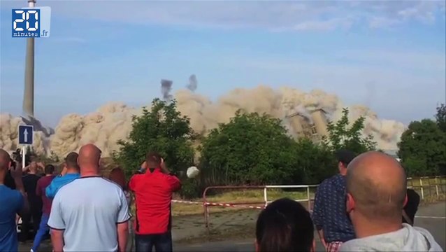 Il évite une pierre lors d'une démolition