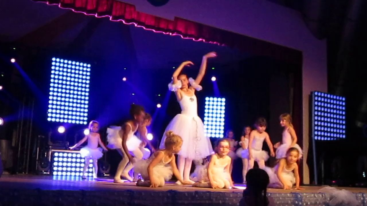 Danse la reine des neiges avec zoé qui fait un flocons...