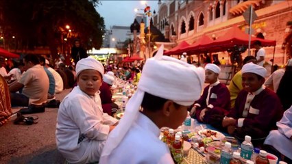 Ramadan: les fidèles malaisiens rompent le jeûne à Kuala Lumpur