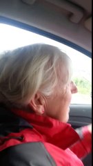 Video herunterladen: Best homecoming surprise ever! Son surprises mom with an amazing come back...