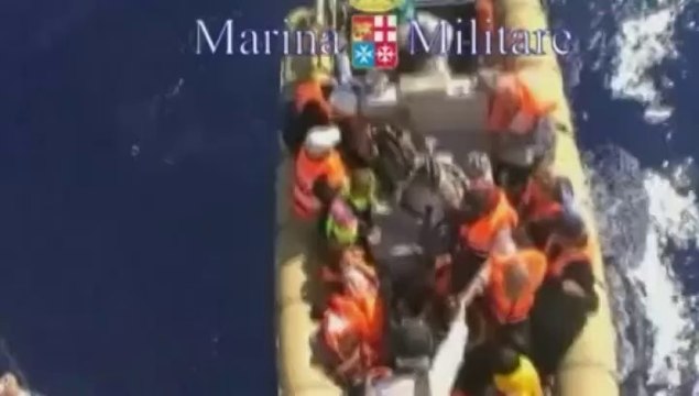 Trente corps de migrants retrouvés dans un bateau au large de l'Italie