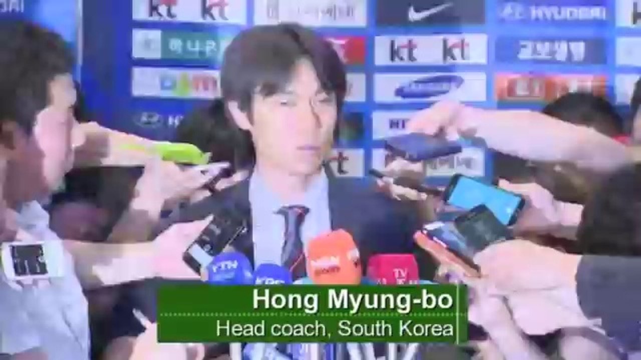 Les supporters Coréens jetent des bonbons sur leur joueur à leur retour