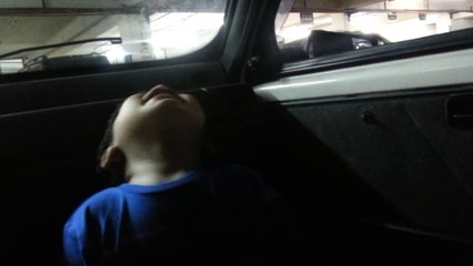 nenem brincando com o som do meu carro