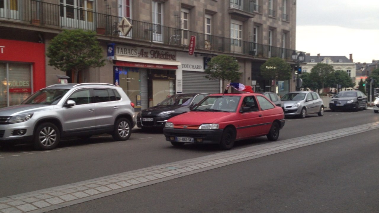 Laval célèbre la victoire des Bleus