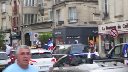 Les supporters escaladent le mobilier urbain à Soissons