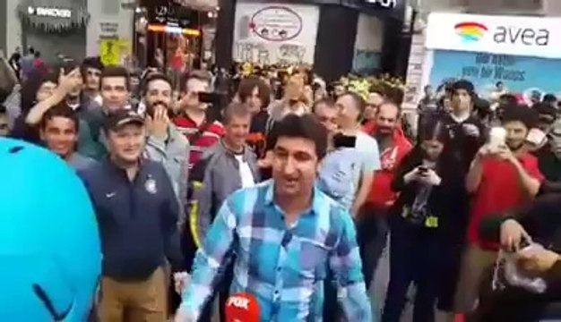 A'dan Z'ye mizah- Taksim'de vatandaş polisle böyle dalga geçti