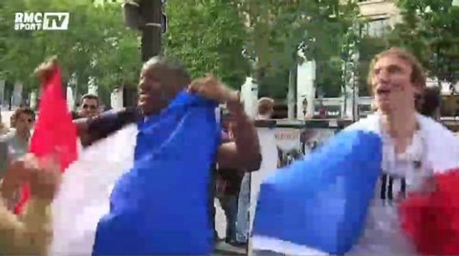 Football / Les supporters tricolores mettent le feu sur les Champs-Élysées - 30/06