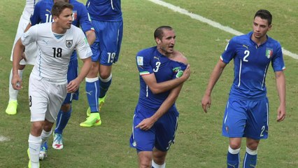 Suárez pede perdão a Chiellini