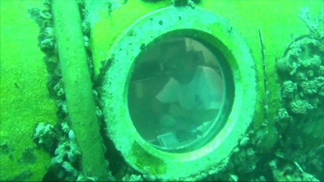 Après 31 jours sous l'eau, le petit-fils Cousteau revient à la surface