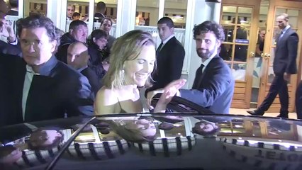 Le JT de Cannes : Carole Bouquet vue dans un camion de pompier