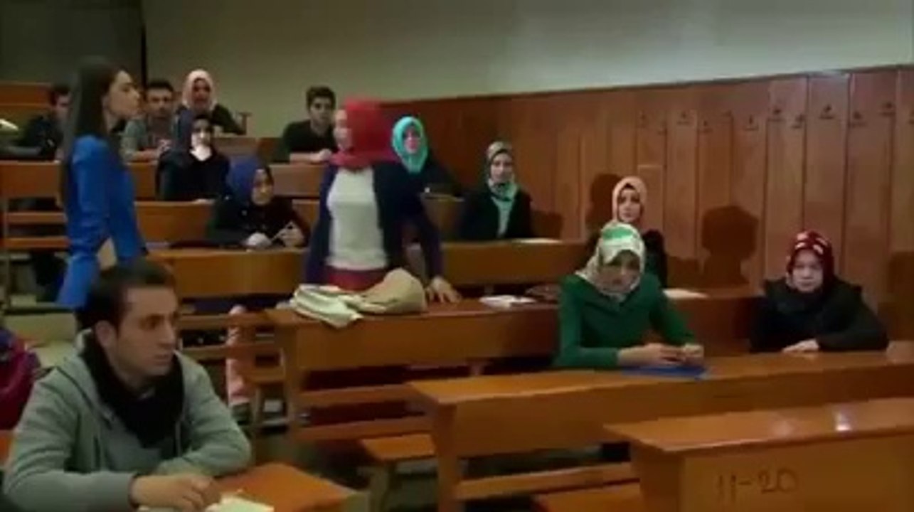 Türbanlı doktor adayı... Kısa bir skeç...