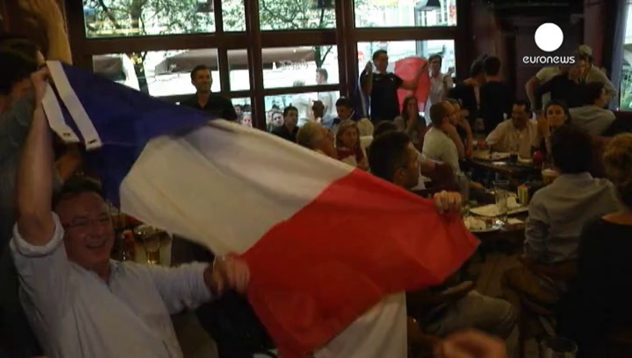 Estallido de alegría entre seguidores galos tras un partido tenso