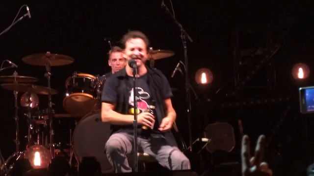 Eddie Vedder boit du vin dans la chaussure d'un fan!