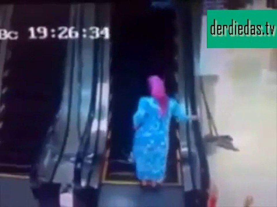 Unglaublicher Rolltreppenunfall! - Diese Oma sah eine Rolltreppe wohl zum ersten Mal :)