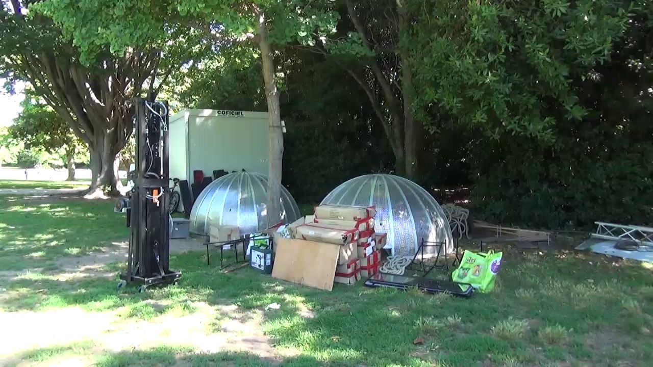Premier jour des installations du Mondial à Pétanque au parc Borély .m2ts