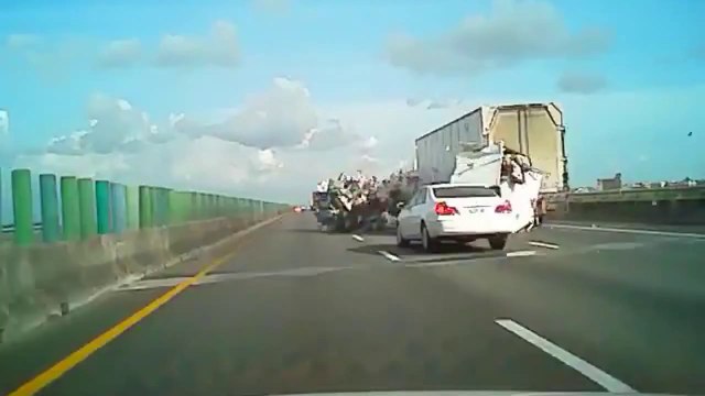 Des poulets partout sur l'autoroute : gros crash d'un camion transportant de la viande!