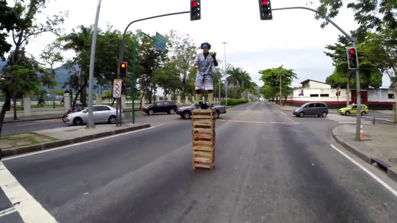 Performer de rue qui jongle aux feux rouges. Gros talent!