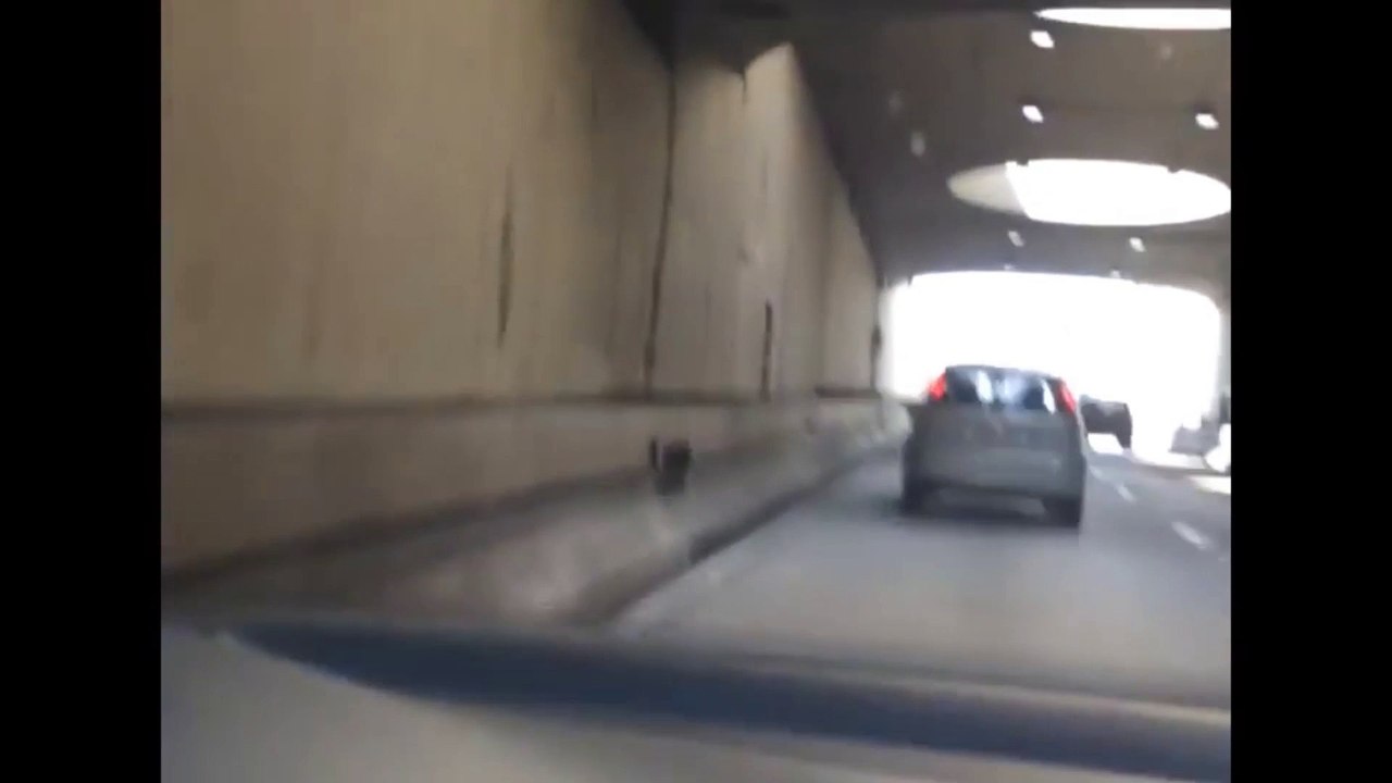 Il veut casser un rétro et tombe ridiculement de sa moto