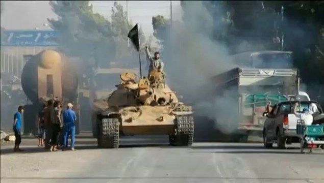 Les jihadistes de l'Etat islamique paradent avec des missiles dans le nord de la Syrie