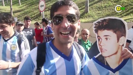 Justin Bieber argentino e Maradona 'maricón' agitam Arena Corinthians