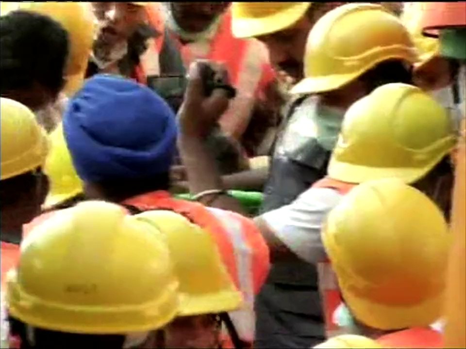 Desabamento na Índia: três sobreviventes resgatados