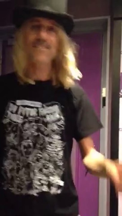 Yves Noël danse en haut de forme