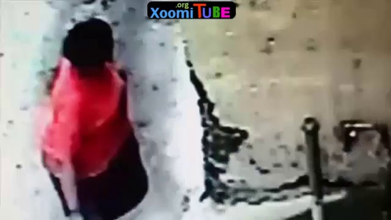 Guy Installs Shower To Stop People Peeing In His Alley
