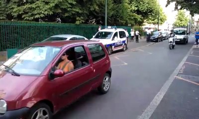 Les manifestants arrivent devant la sous-préfecture