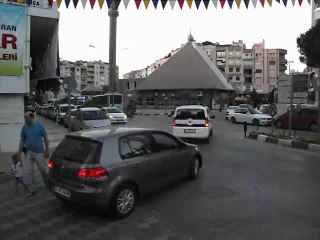 ŞEHRİN GÖBEĞİNDE HATALI YOL