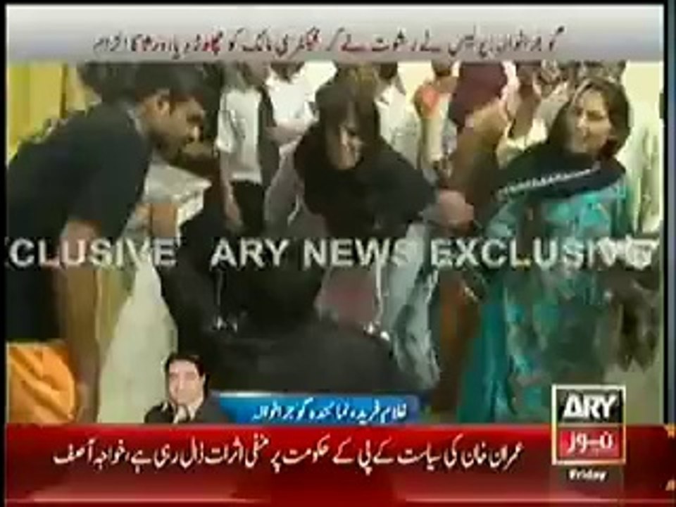 Policeman Beaten Badly by Women at Gujranwala