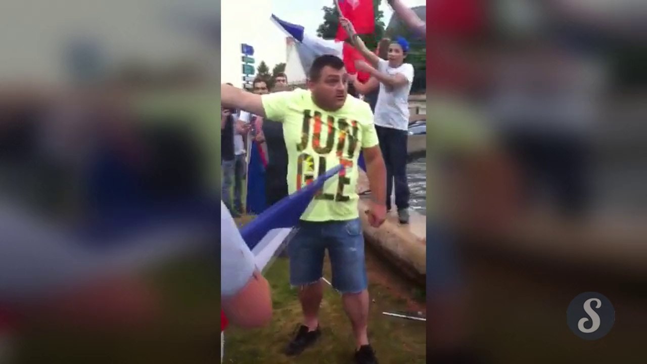 Des supporters français brûlent le drapeau algérien