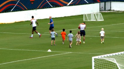 Pays-Bas - Van Persie joue les babysitters