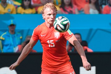Grande exemplo! Kuyt ajuda pessoas com deficiência