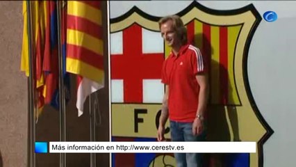 El croata Ivan Rakitic posa junto al escudo del Barça