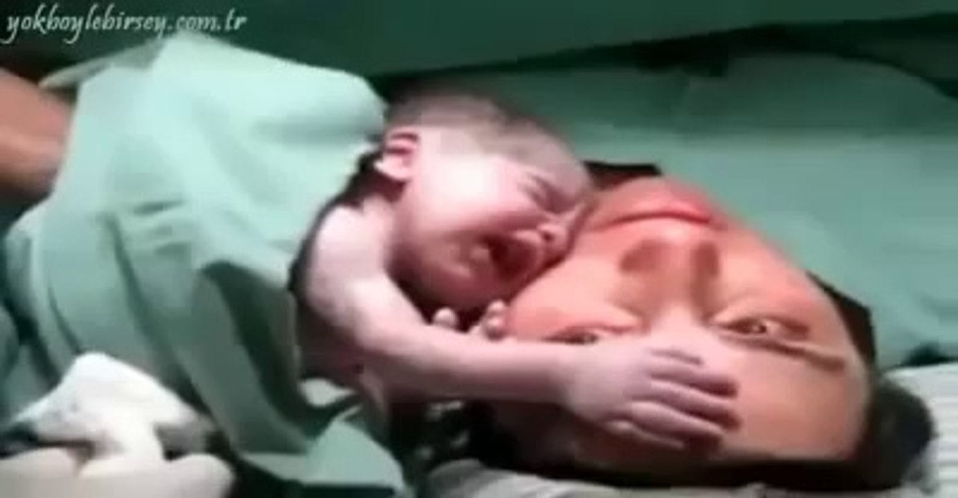 Un nouveau-né ne veut pas laisser sa maman