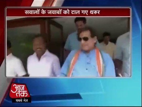 shashi tharoor ignores the questions asked on sunanda murder case