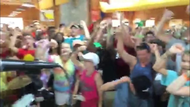 232 enfants malade du cancer chante I Believe pour soutenir l'équipe de FOOT des USA!