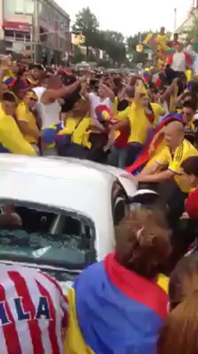Voiture défoncée par des Supporters colombiens : pauvre BMW!