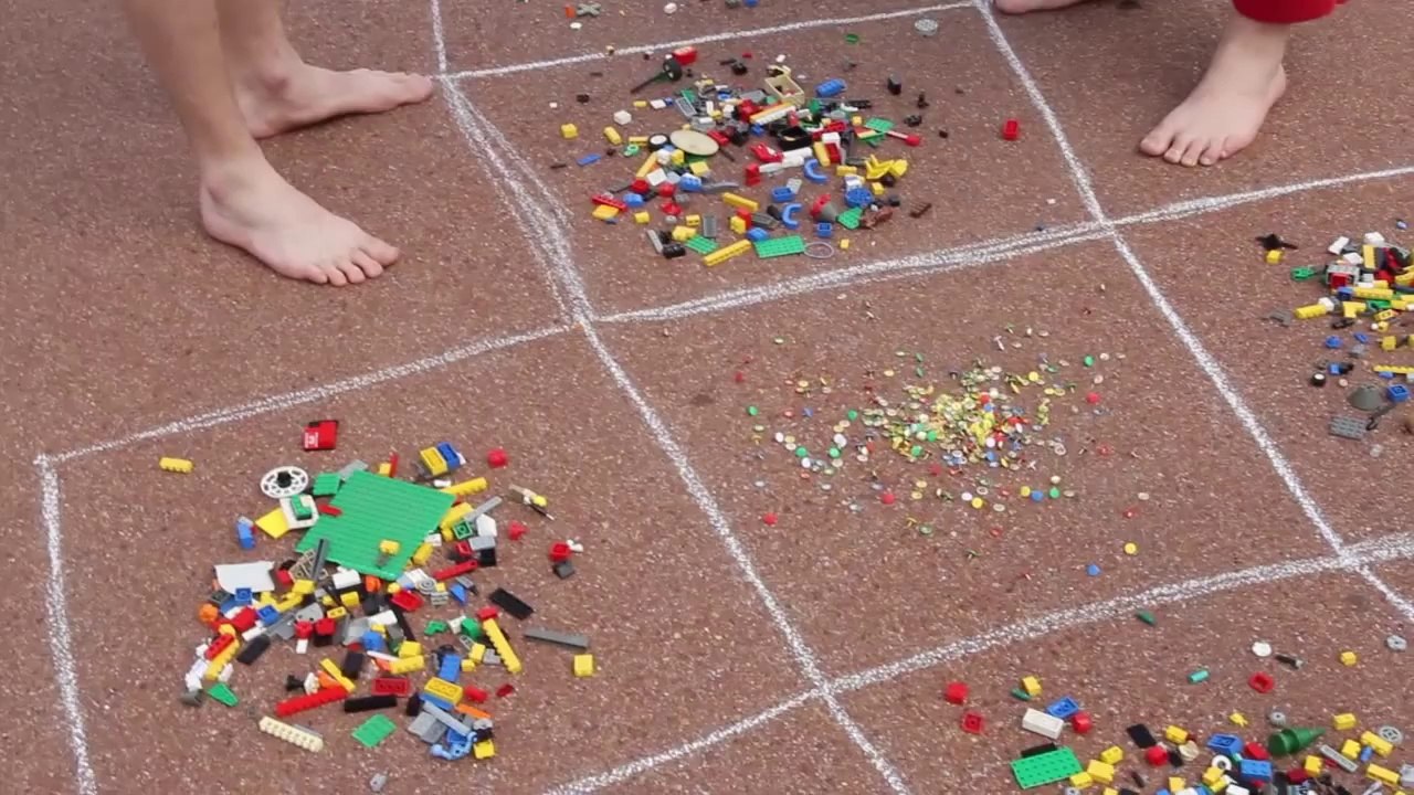 Sauter pieds nus sur des LEGO... Taré mais hilarant!