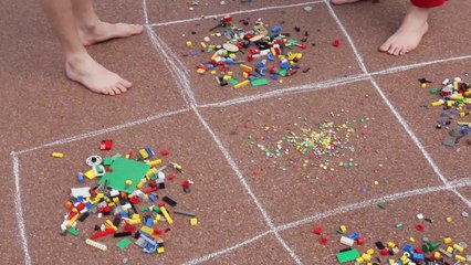 Sauter pieds nus sur des LEGO... Taré mais hilarant!
