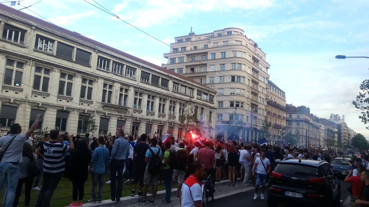 Scène de liesse à Grenoble après la qualification des Bleus en quarts de finale (2/2)