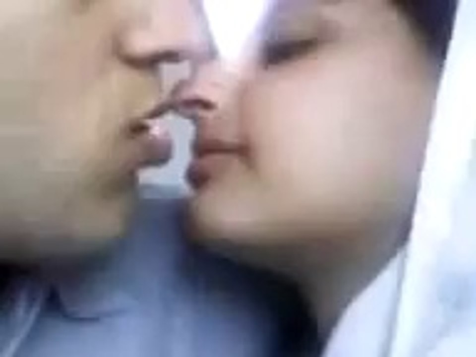 HOT KISS SCENE PRIVATE COUPLE IN HOTEL AT KARACHI