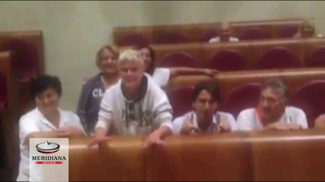 Lo vedi ecco Marino lo sfottò dei dipendenti Roma Multiservizi alla terza notte di occupazione