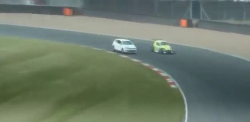 Il s'Incruste dans une Vraie Course avec la Voiture de sa Copine ! a voir