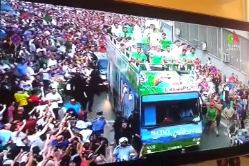 ARRIVEE DES HEROS DE L EN A ALGER SUITE